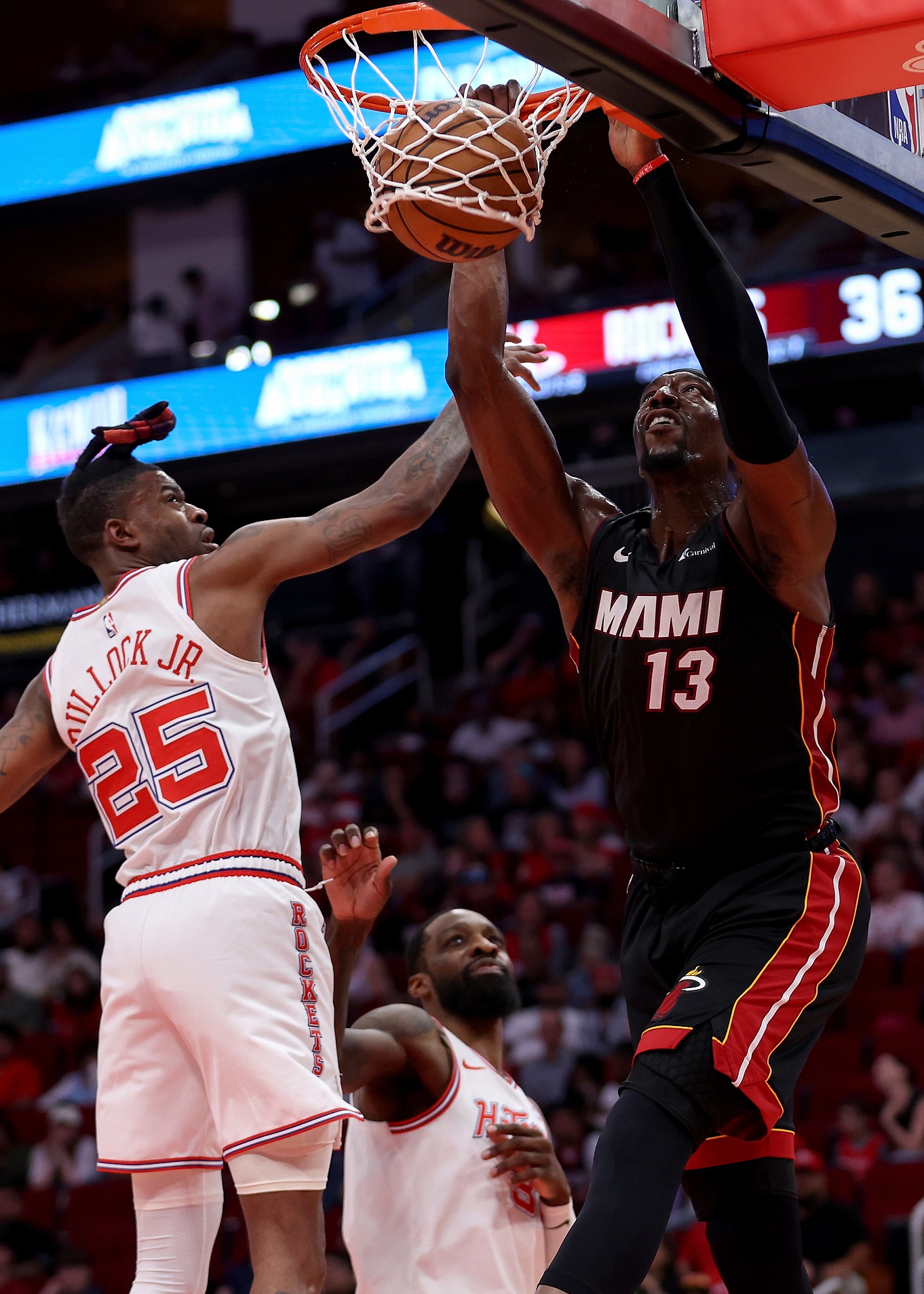 九游网页版-赛后迈阿密热火备战NBA常规赛，手感冰凉细节曝光，话题不断，更衣室氛围转暖的简单介绍